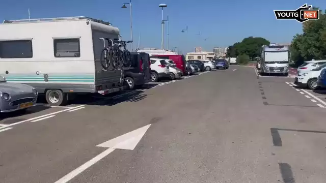 Parco Nervi a Cagliari, parcheggi ridotti con il cambio segnaletica: pedoni costretti a fare slalom fra le auto 