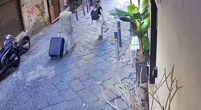 Turista morta a Napoli, la statua potrebbe essere stata lanciata dal balcone da un bambino