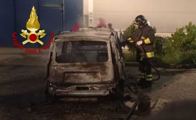 Auto distrutta dalle fiamme nel piazzale di un'officina a Telti: indagini in corso