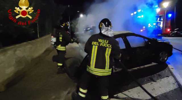 Incendio a Nuoro, l'auto di una trentenne distrutta dalle fiamme