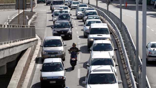 Approvato il nuovo Codice della strada: casco e assicurazione obbligatori per i monopattini