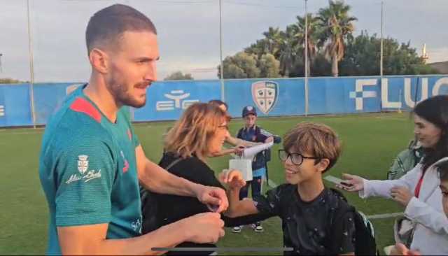 “EducAmbiente. A scuola di rispetto”, gli studenti di Oristano incontrano i calciatori rossoblù