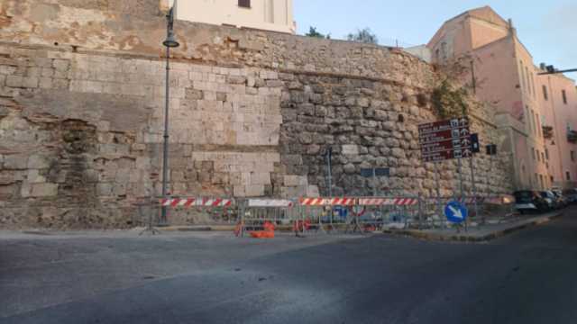 Cagliari, dopo il crollo e i lavori (ancora in corso) riapre via Fiume