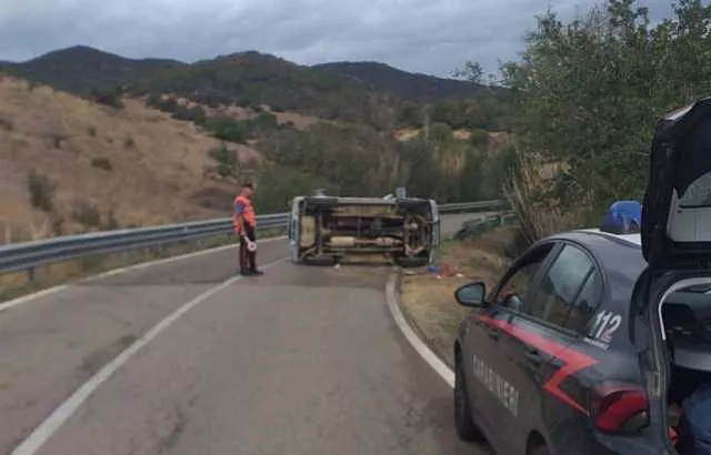 Villasimius, perde il controllo dell'auto e si ribalta: turista in codice rosso