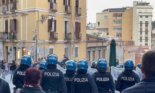 Ddl sicurezza, protesta a Cagliari: agenti in tenuta antisommossa bloccano i manifestanti