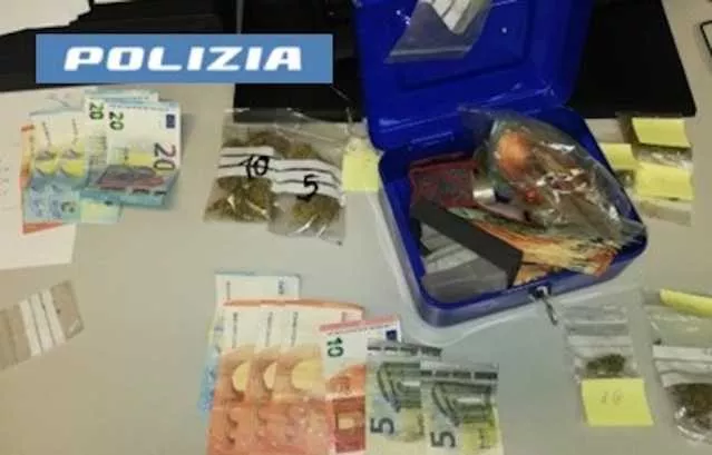 Sorpresi dalla polizia stradale a spacciare droga, due arresti a Cagliari