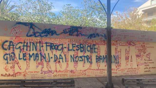 Villacidro, il murale sulla parità di genere vandalizzato con scritte omofobe: 