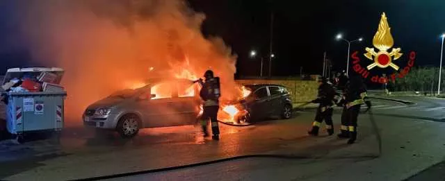 Sassari, auto distrutte dalle fiamme durante la notte