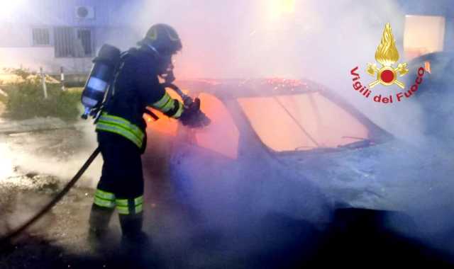 Cagliari, due auto in sosta distrutte dalle fiamme in via Procida