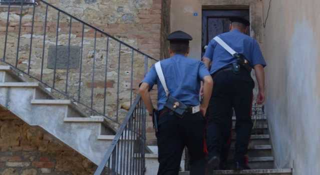 Aggredisce la moglie in casa, paura a Serrenti: trentanovenne in carcere 