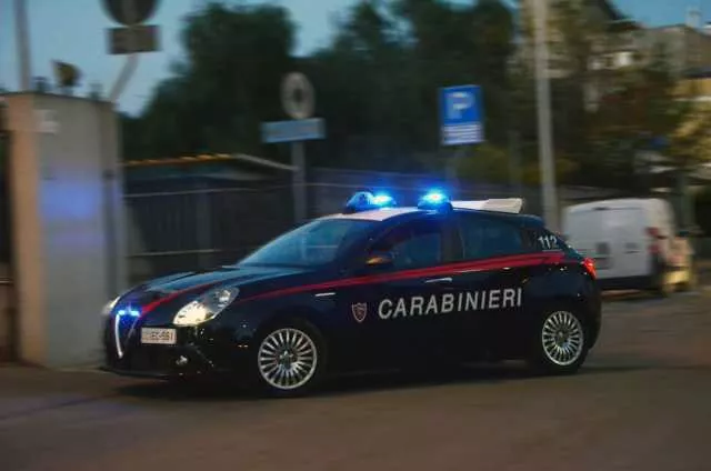 Carbonia, litiga violentemente con la madre poi spintona i carabinieri e danneggia la loro auto