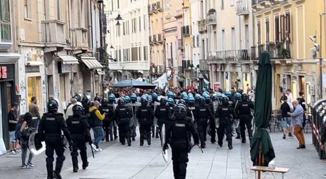 Decreto sicurezza, polemiche dopo il blocco del corteo a Cagliari: 