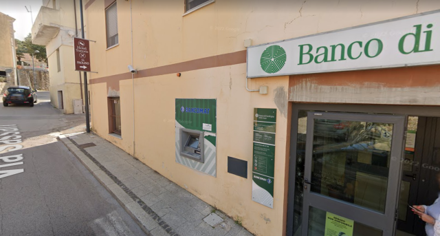 Trinità d'Agultu, sradicano il bancomat ma non ci sono soldi: banditi in fuga a mani vuote