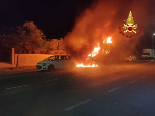 Cagliari, un incendio distrugge due furgoni in via Castiglione