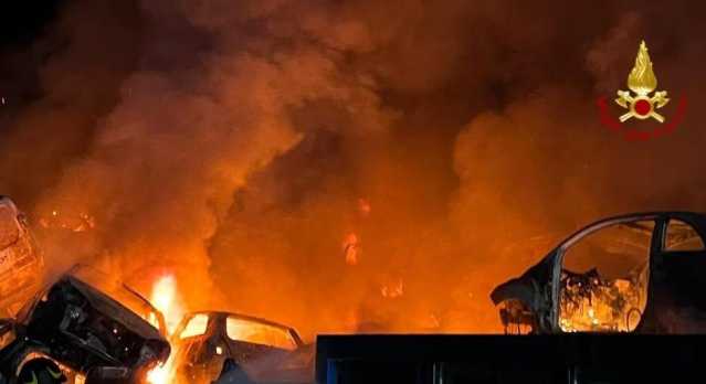 Carbonia, grosso incendio in un deposito di demolizioni: distrutte 80 auto