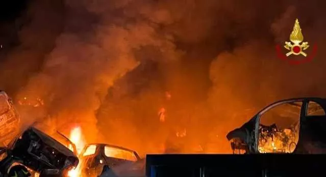 Carbonia, grosso incendio in un deposito di demolizioni: distrutte 80 auto