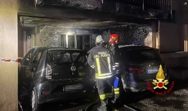 Cagliari, incendio d'auto nel quartiere del Sole: fumo nel condominio, scatta l'evacuazione