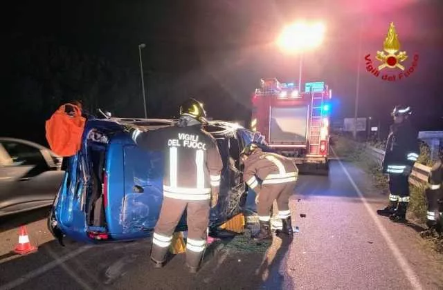 Elmas, scontro fra due auto: una si ribalta, donna estratta dalle lamiere