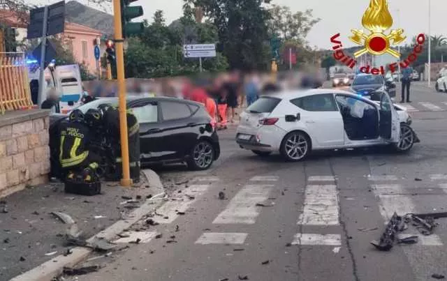 Schianto tra due auto a Carbonia: sette feriti, mamma e figlio di 2 anni trasportati al Brotzu 