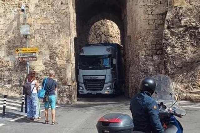 Cagliari, un tir si incastra nella porta di S'Avanzada a Castello