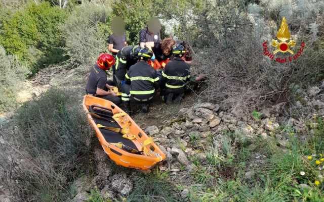 Escolca, scivola in un dirupo in campagna: soccorso dai Vigili del fuoco