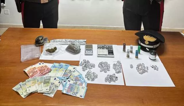 Gonnosfanadiga, 22enne arrestato per spaccio: in casa aveva marijuana, contanti e cartucce