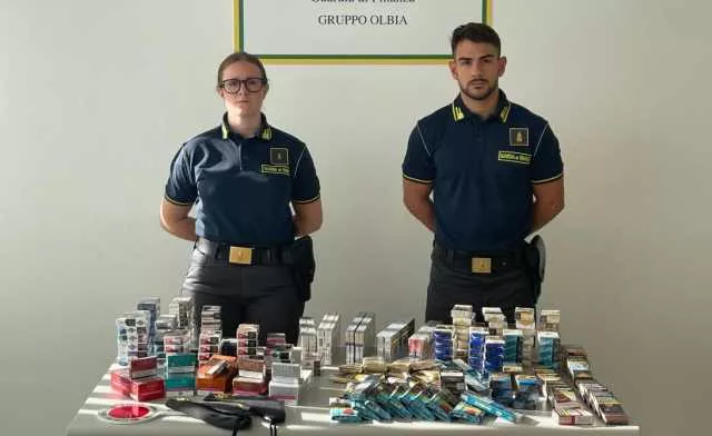 Scoperto un bar di Porto Rotondo che vendeva sigarette illegalmente: il video del sequestro