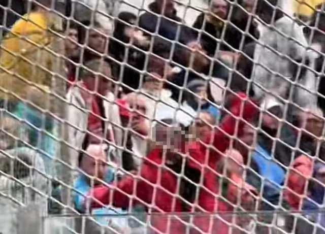 Cagliari-Torino, tifosi rossoblù mimano l'aereo della tragedia di Superga: non potranno più andare allo stadio 