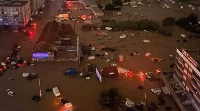 Alluvione a Valencia, le spaventose immagini: auto sommerse dal fango (Video)