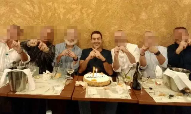 Vannacci e la festa di compleanno: gli amici con l'anello che richiama la X Mas