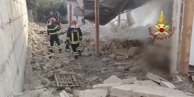 Ercolano, esplosione in una fabbrica di fuochi d'artificio: tre morti e dispersi (Video)