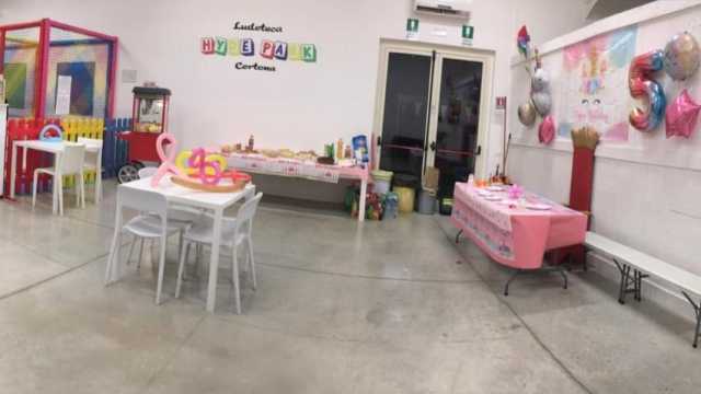 Bimba sola alla sua festa di compleanno, la replica delle altre mamme: 