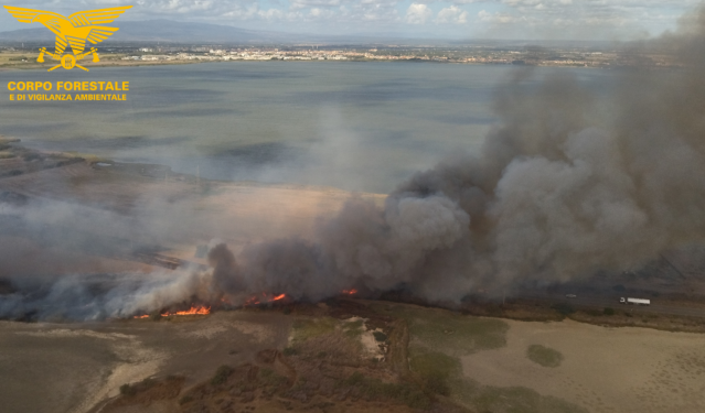 Santa Giusta, appiccò incendio cercando di bruciare rifiuti: 52enne rischia fino a 10 anni