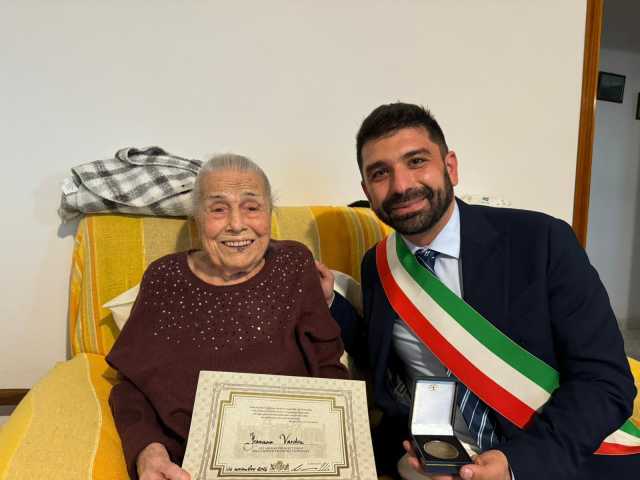 Da Orosei a Cagliari, l'omaggio del Comune per i 101 anni di signora Francesca