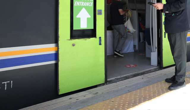 Capotreno controlla i biglietti a bordo e viene accoltellato: fermato l'aggressore