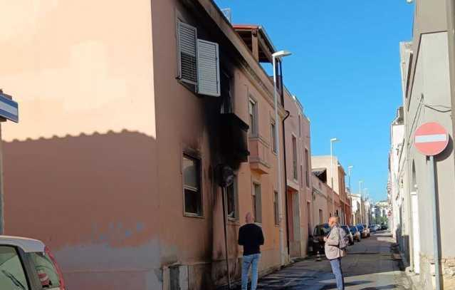 Pirri, auto distrutta da un incendio in via Corridoni