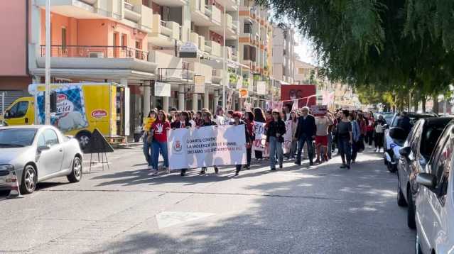 Quartu in marcia contro la violenza sulle donne: in mille sono scesi in piazza 