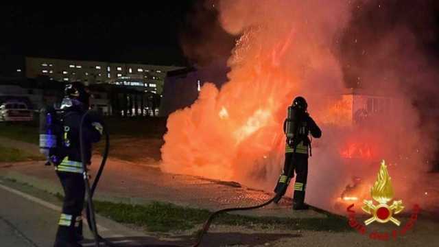 Olbia, suv in fiamme in via Bazzoni Sircana: intervengono i vigili del fuoco