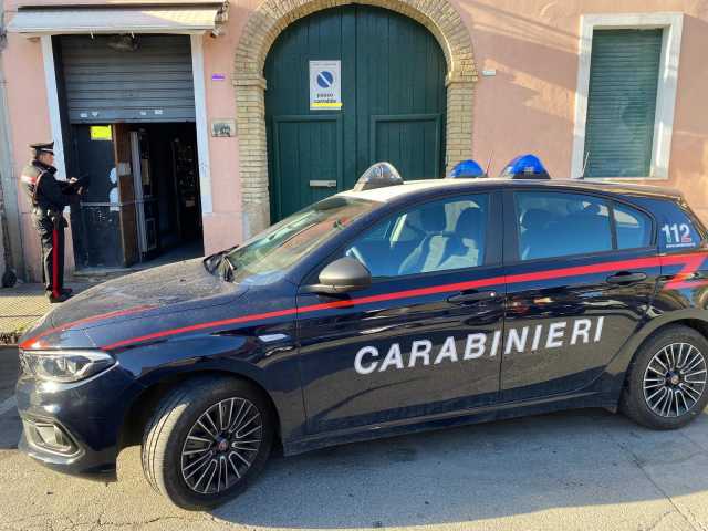 Monserrato, tenta di scassinare un distributore automatico ma arrivano i carabinieri: arrestato