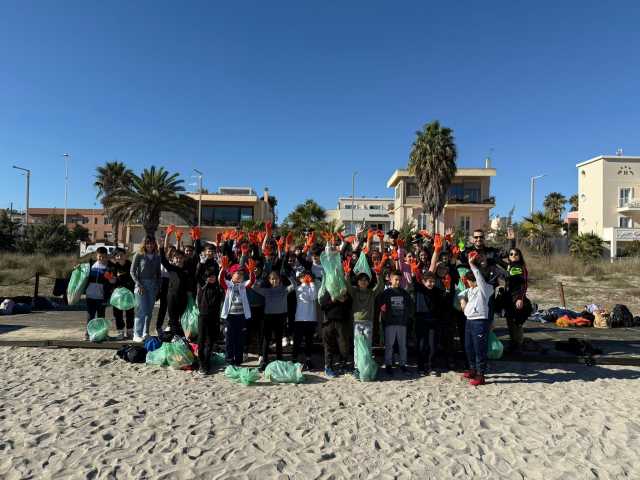 Spiaggia del Poetto più pulita: carabinieri e studenti raccolgono la plastica a Cagliari