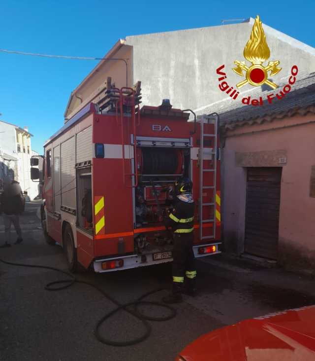 Prende fuoco un appartamento a Ploaghe, vigili del fuoco in azione in via San Matteo