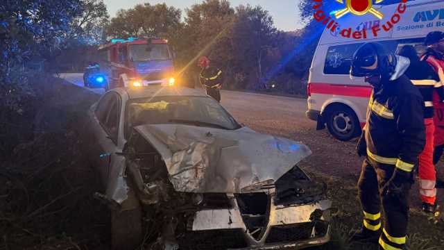 Auto esce di strada sulla provinciale 22 a Bono: tre feriti, due sono minorenni