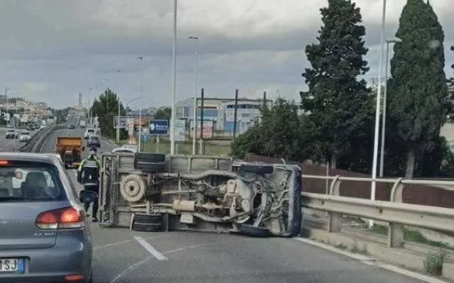 Cagliari, mezzo ribaltato sull'Asse mediano: traffico in tilt (Video)