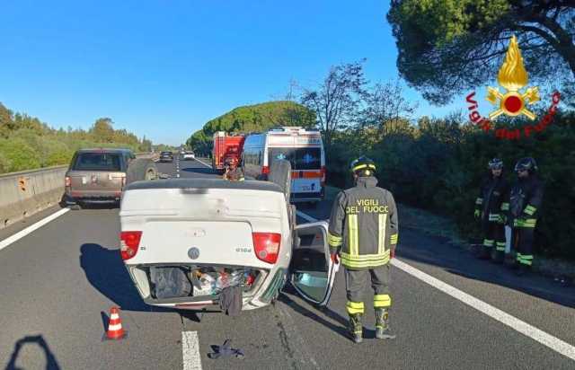 Auto ribaltata sulla 131 verso Sassari: giovane conducente soccorsa dal 118