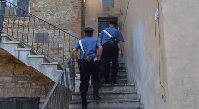 Carbonia, manomette il braccialetto elettronico e viola le restrizioni: i carabinieri lo trovano a casa della ex