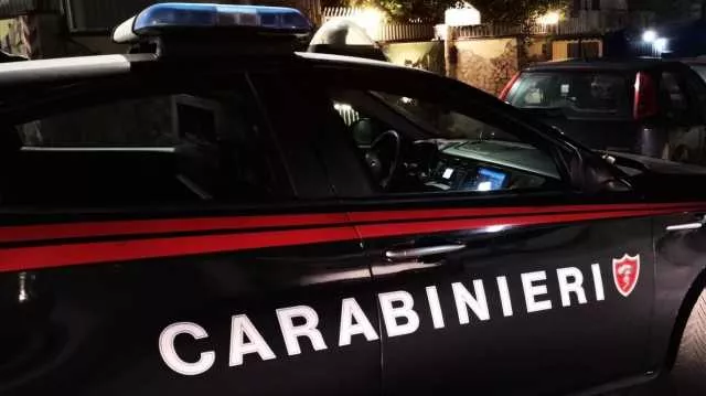 Paura a Elmas, minacce e insulti alla moglie davanti alle figlie minorenni: scatta un arresto