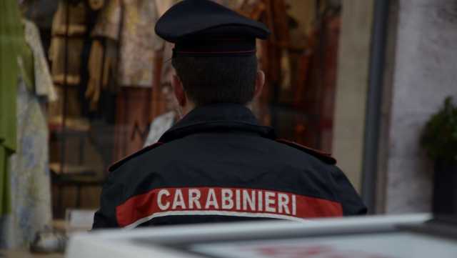 San Gavino Monreale, urina sulla vetrata del bar: poi aggredisce un passante e i militari