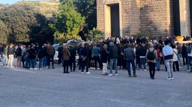 Cagliari, al cimitero di San Michele l'ultimo saluto a Davide Manca