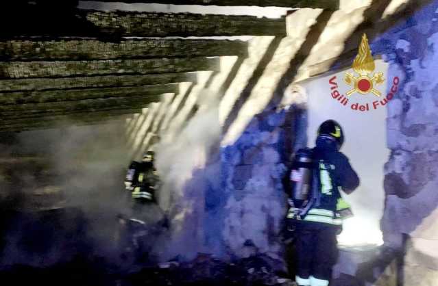 Fiamme in casa, arredi distrutti e il tetto collassa: paura a Senorbì