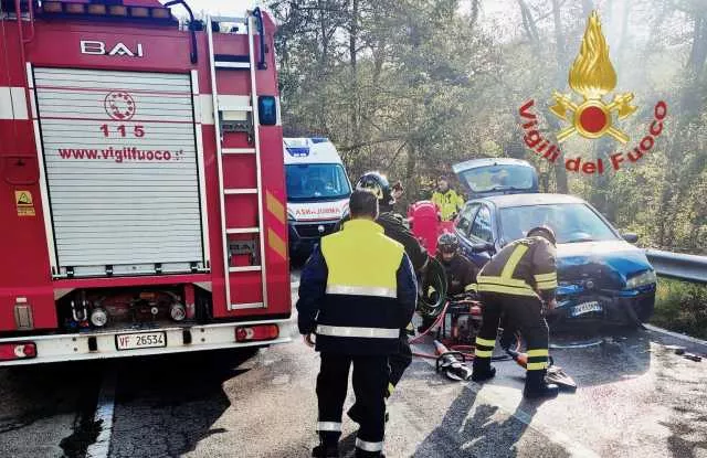 Scontro frontale ad Arzachena: tre feriti, interviene l'elisoccorso 